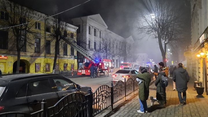 В центре Ярославля случился пожар в историческом доме. Видео