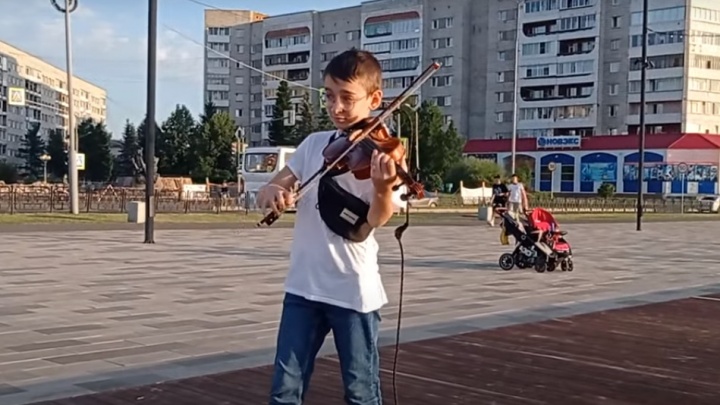 «Талант, поднимающий настроение» vs «побирается»: зеленогорцы спорят о 12-летнем скрипаче, которого хотели прогнать с набережной