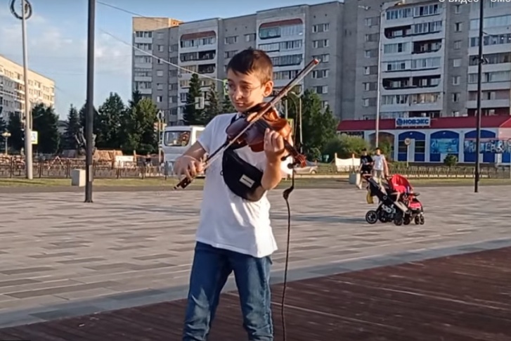 12-летний Миша играет на набережной уже три выходных подряд
