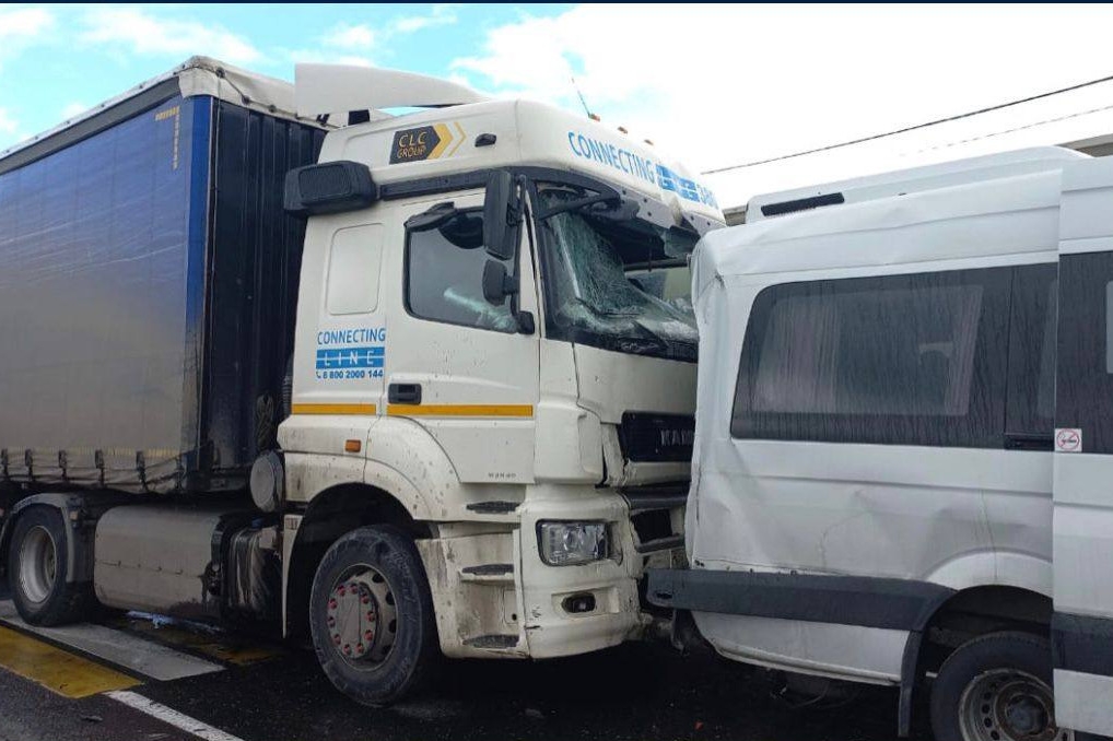 Микроавтобус попал в аварию с КАМАЗом на трассе по пути из Новосибирска в Кемерово — 10 человек пострадали