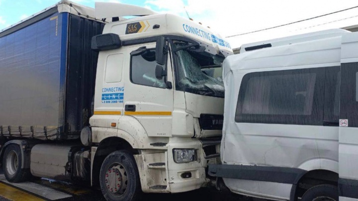 В Кузбассе в ДТП с автобусом и грузовиком пострадали 10 человек. Комментарий полиции