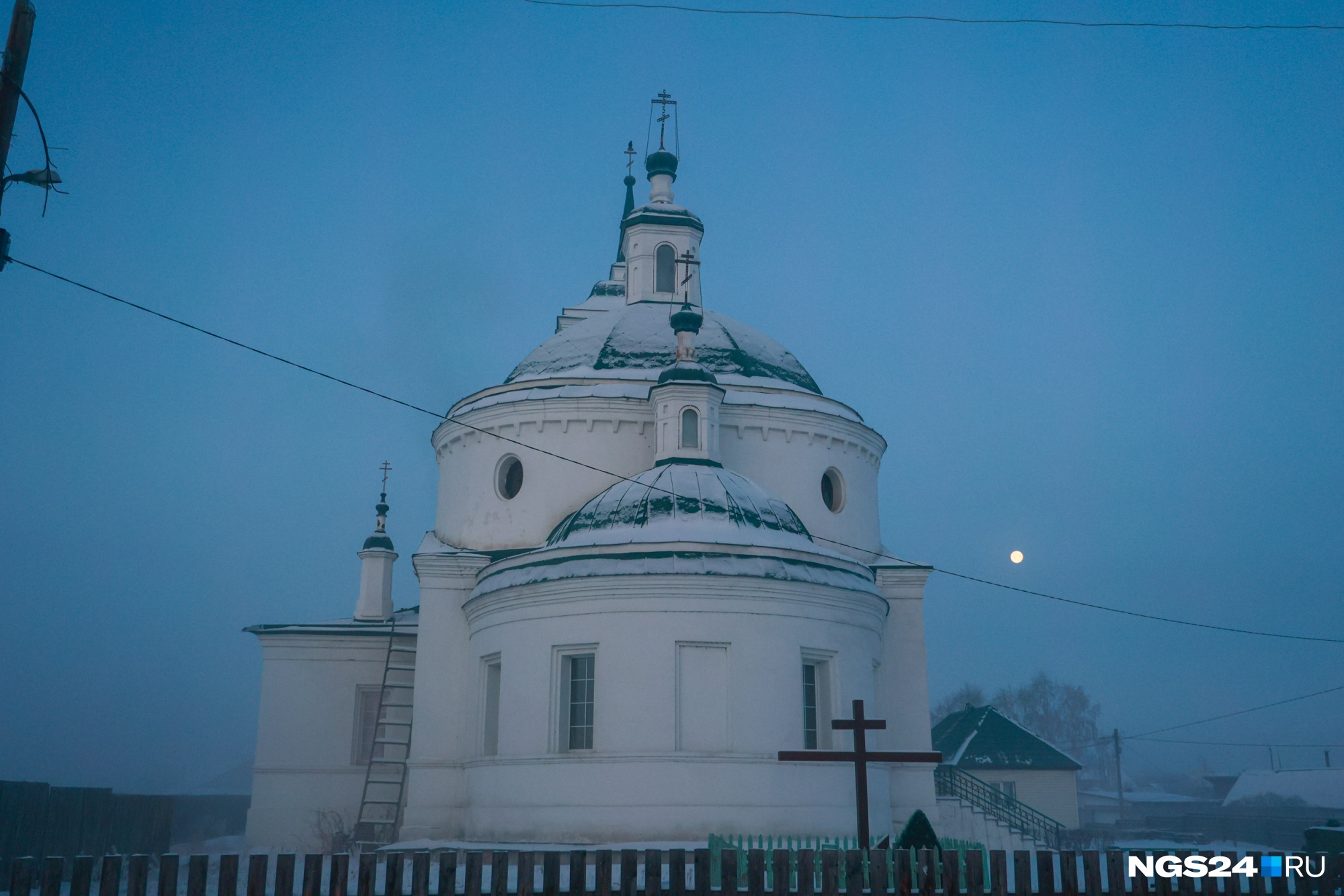 В утренних сумерках вокруг церкви тишина — позже ее нарушит колокольный звон