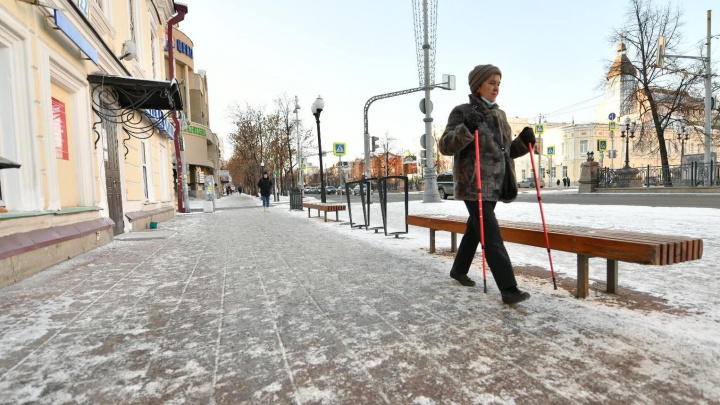 «Опять зима внезапно наступила?»: губернатор объяснил, почему в Екатеринбурге уже неделю — страшный гололед