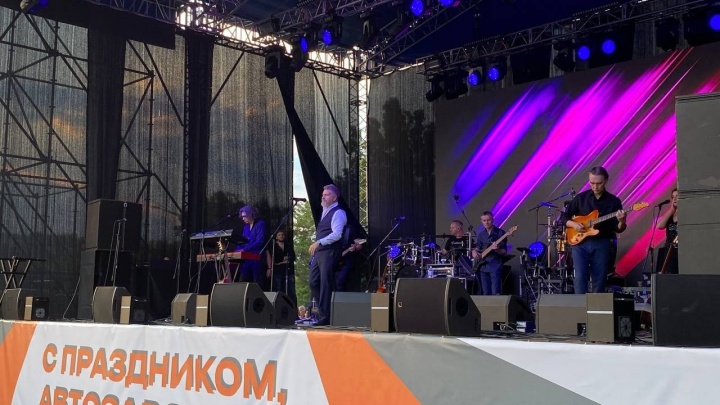 «Подпортил настроение немножко»: Леонид Агутин толкнул поклонника во время концерта в Миассе