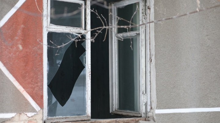 В красноярских Черемушках 3-летний мальчик выпал из окна пятиэтажки