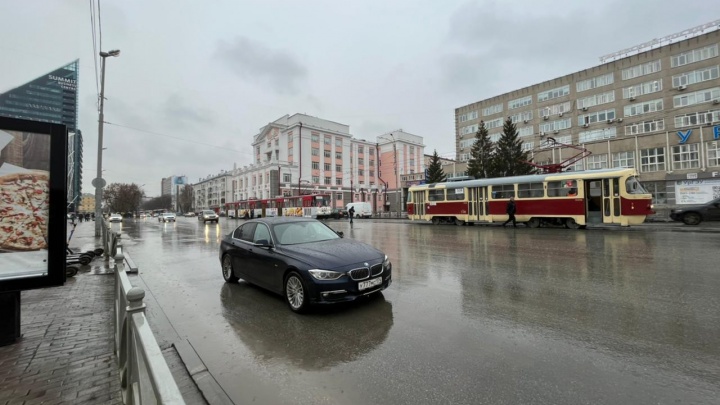 В Екатеринбурге трамвай задел женщину-пешехода на остановке