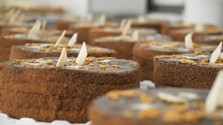 Новый пирог с клубникой и торт «Фисташка — малина»: показываем работу легендарной фабрики «Радуга»