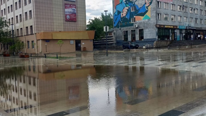 Театральная площадь стала озером после дождей — стоки не помогают