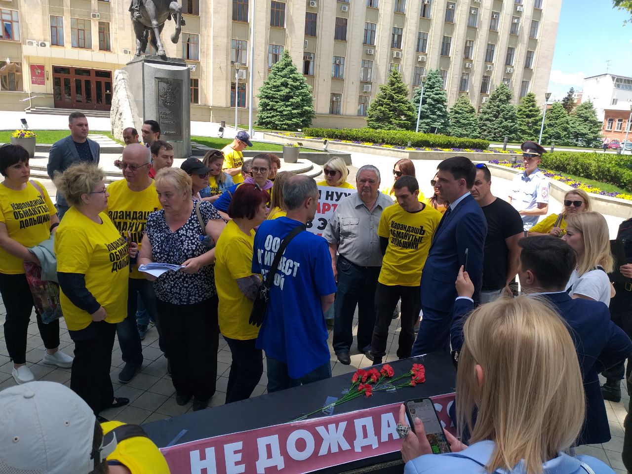К дольщикам вышел Артем Аганов, заместитель главы Краснодара, курирующий строительную сферу К дольщикам вышел Артем Аганов, заместитель главы Краснодара, курирующий строительную сферу