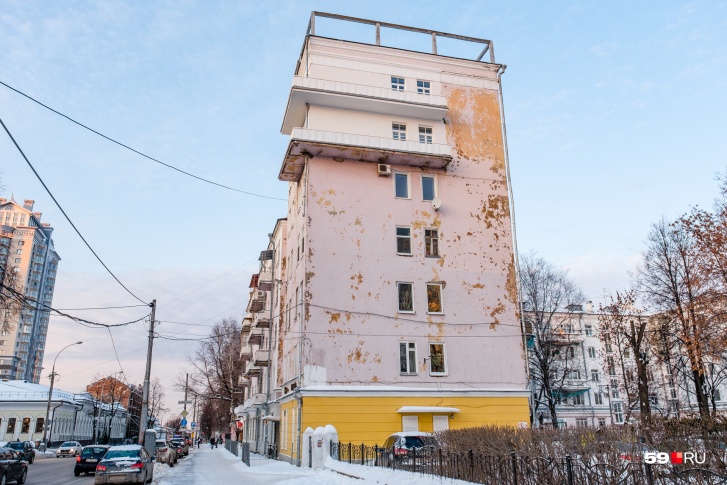 Дом чекистов — одно из самых заметных зданий на улице Сибирской