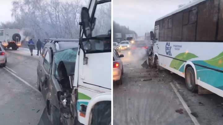 На Красноярском тракте легковушка лоб в лоб врезалась в автобус с 20 пассажирами