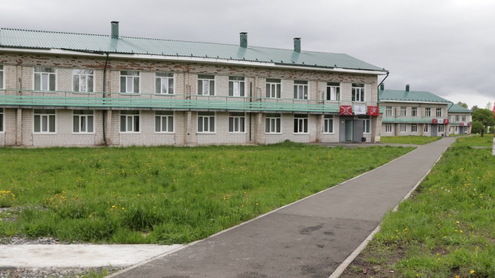 В военно-патриотическом лагере города Мирный отравились 16 детей