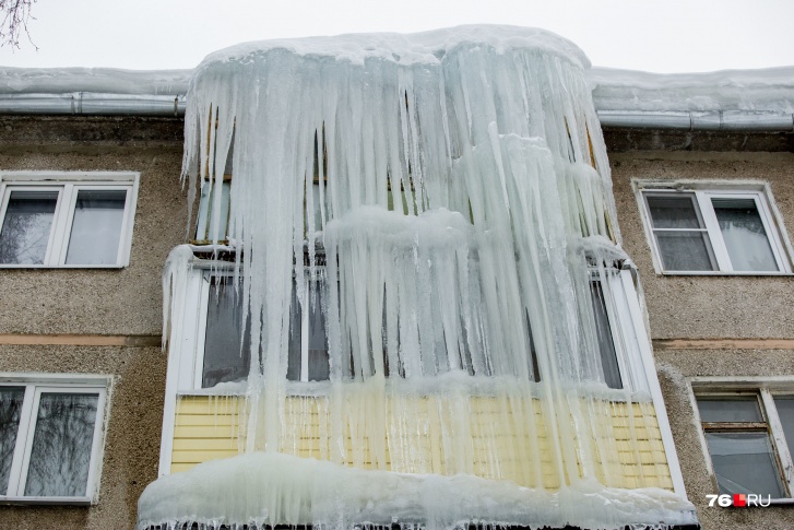 Страшно, что балкон может рухнуть от такой массы льда