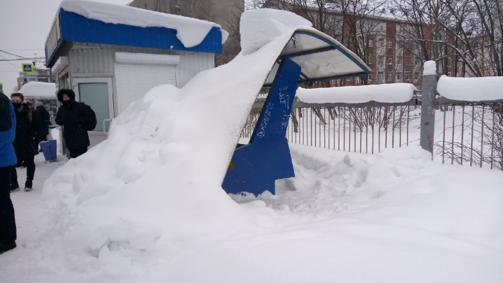В Архангельске крышу остановки согнуло под тяжестью снега