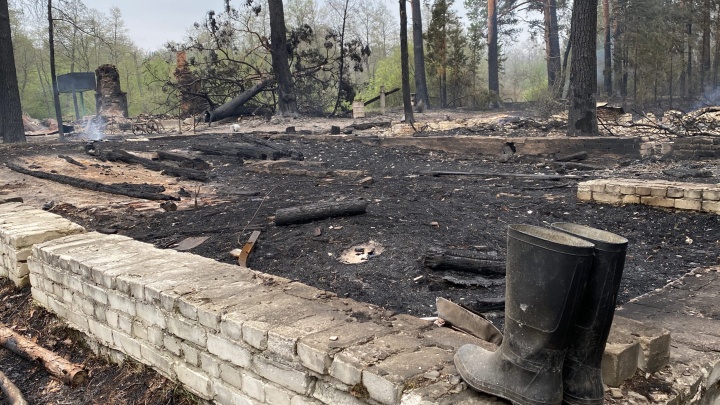«Ничего живого нет, одни печки остались»: последствия пожара в Чистопрудном. Фоторепортаж