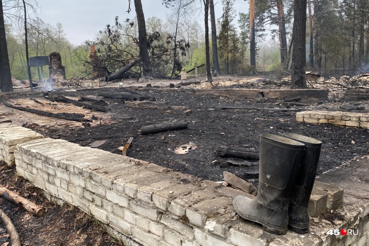 Несколько домов в Чистопрудном под Курганом накануне полностью сгорели