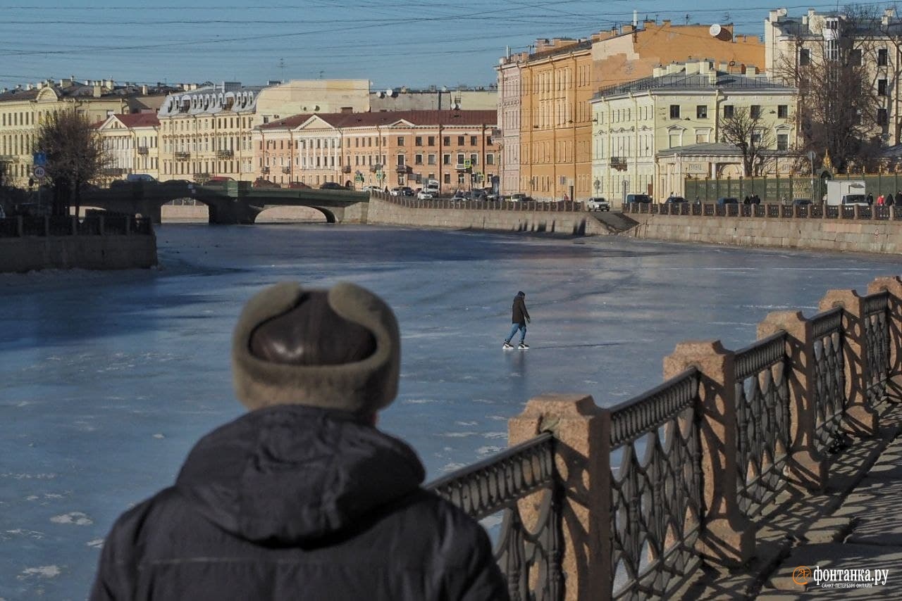 Фонтанка новости санкт петербурга. Лед на Фонтанке. Люди на Фонтанке. Питер в феврале. Река Фонтанка в тумане.