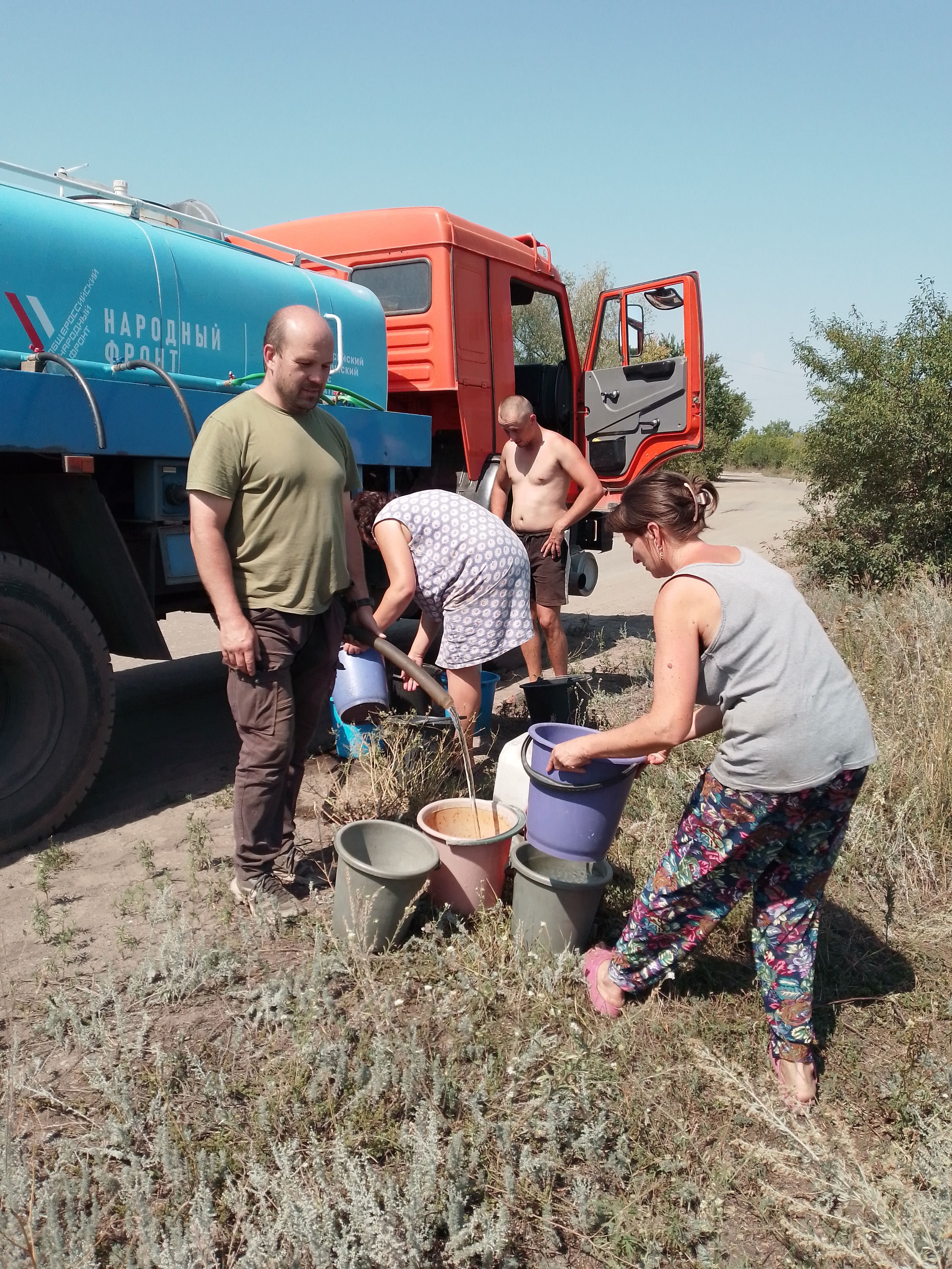 Некоторые набирали воду прямо на обочине