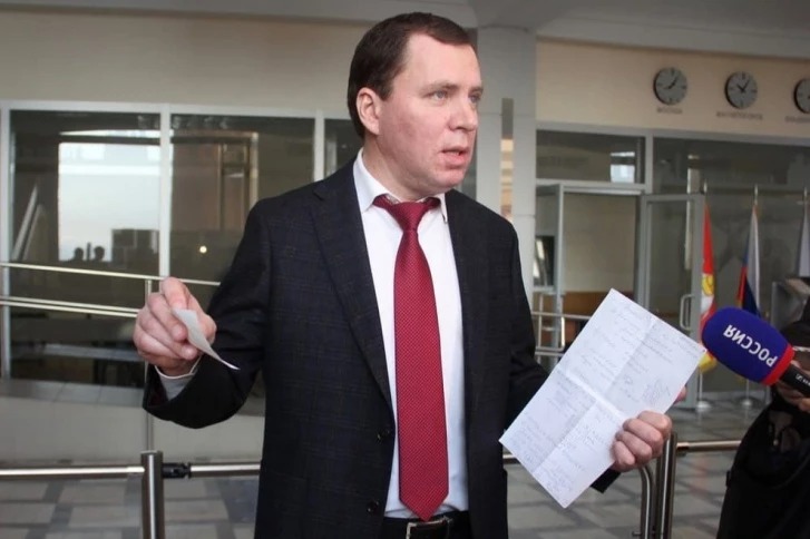 Юлий Элбакидзе до октября 2020 года работал заместителем главы Магнитогорска по городскому хозяйству, а после назначения областным министром строительства перебрался в Челябинск