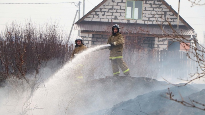 Зауральские спасатели не дали огню спалить дома в Петухово и Костоусово