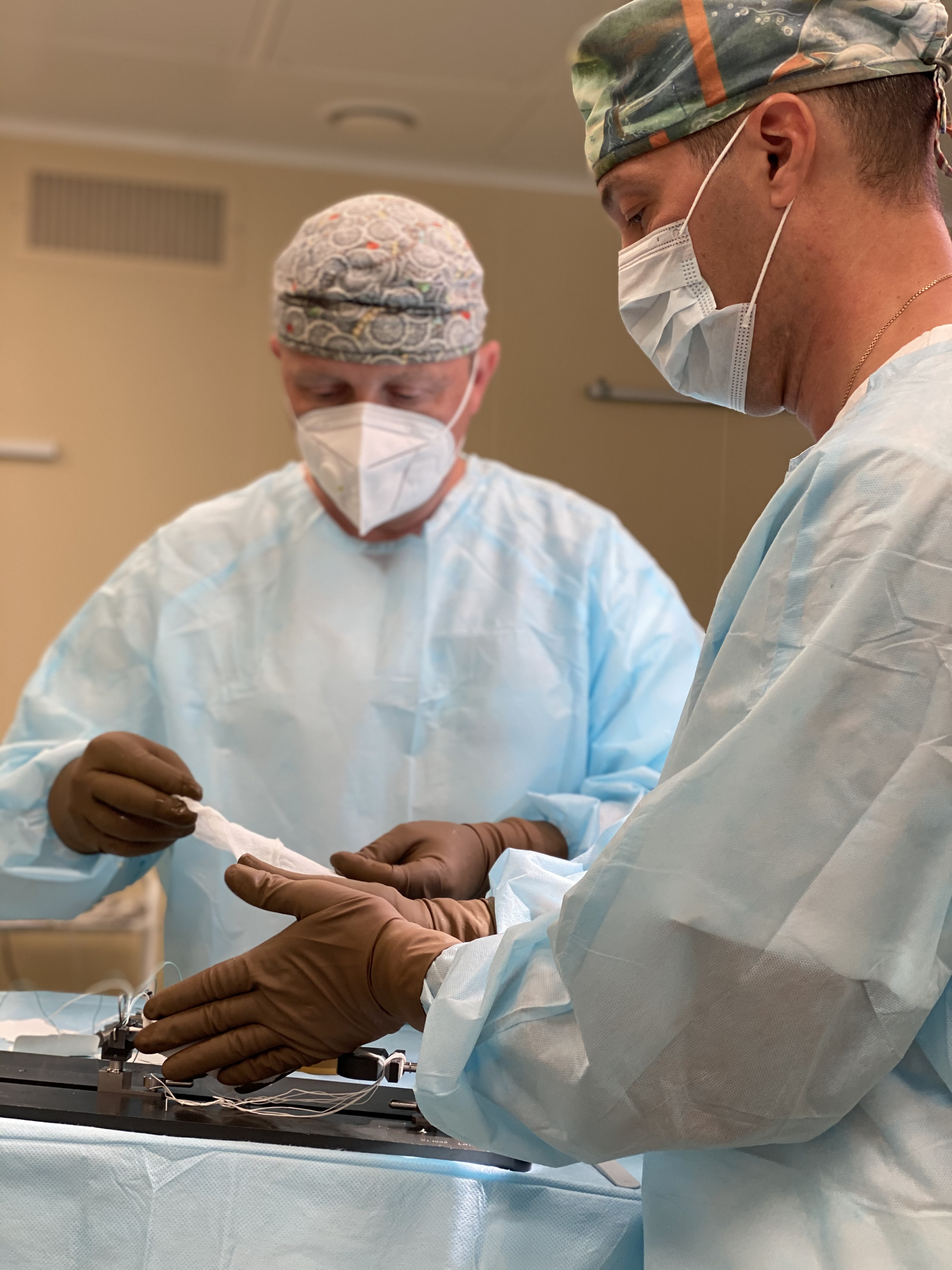 Врачи-травматологи-ортопеды ежедневно проводят плановые операции. На фото — Деда<nobr class="_">нов К. А.</nobr> и Чму<nobr class="_">тов А. М.</nobr>
