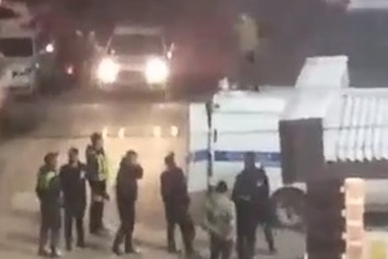 В Прикамье пьяный мужчина залез на крышу полицейской «Газели» прямо перед отделом МВД