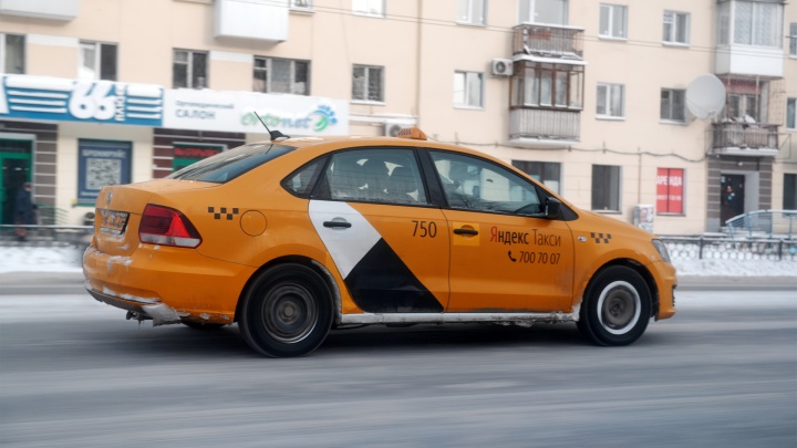 «Стоимость должна вырасти на 30%»: почему в Екатеринбурге дорожает такси и взлетят ли цены из-за санкций