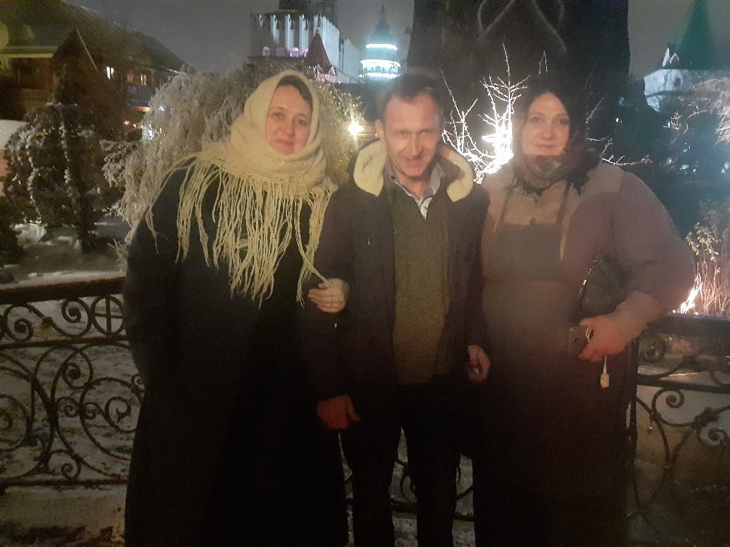 Андрей с другими актерами массовки. Сцену ярмарки снимали в Измайловском кремле в Москве