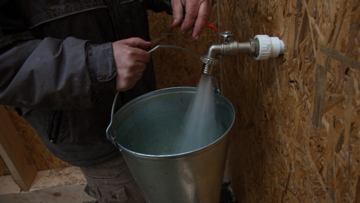 В Кемерове 100 домов частного сектора остались без холодной воды. Объясняем причину