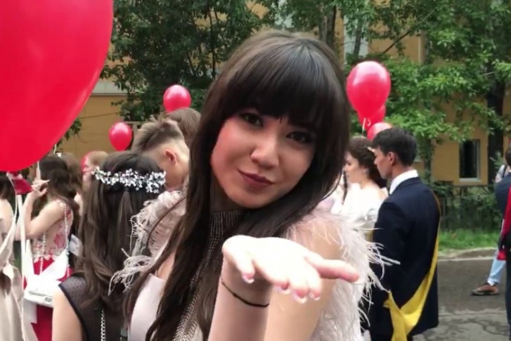 Поздравление выпускникам мисс Чита 2022 года завершила воздушным поцелуем Поздравление выпускникам мисс Чита 2022 года завершила воздушным поцелуем