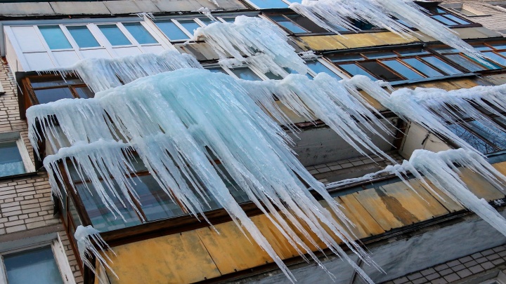 Осторожно, сосульки! Смотрим на самые впечатляющие ледяные сталактиты в Нижнем Новгороде