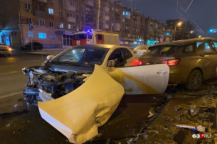 От удара у одного из автомобилей слетела крышка капота От удара у одного из автомобилей слетела крышка капота