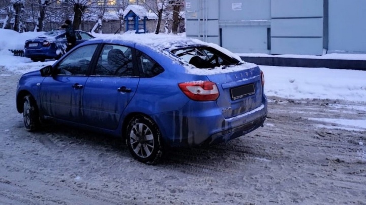 Ледяная глыба рухнула на машину в Дзержинске. В автомобиле находился ребенок