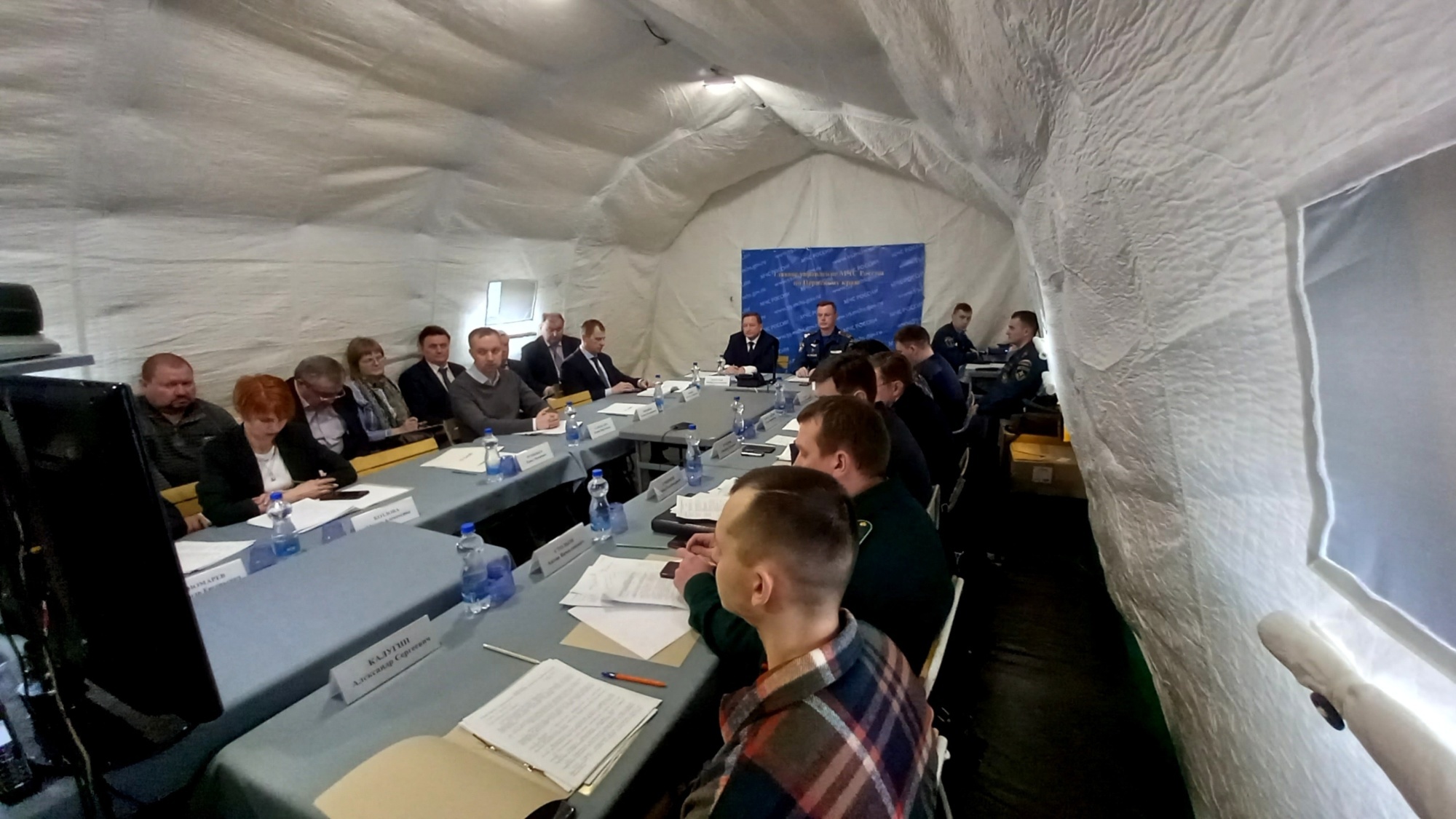 Заседания при ЧС проводят в таких палатках Заседания при ЧС проводят в таких палатках