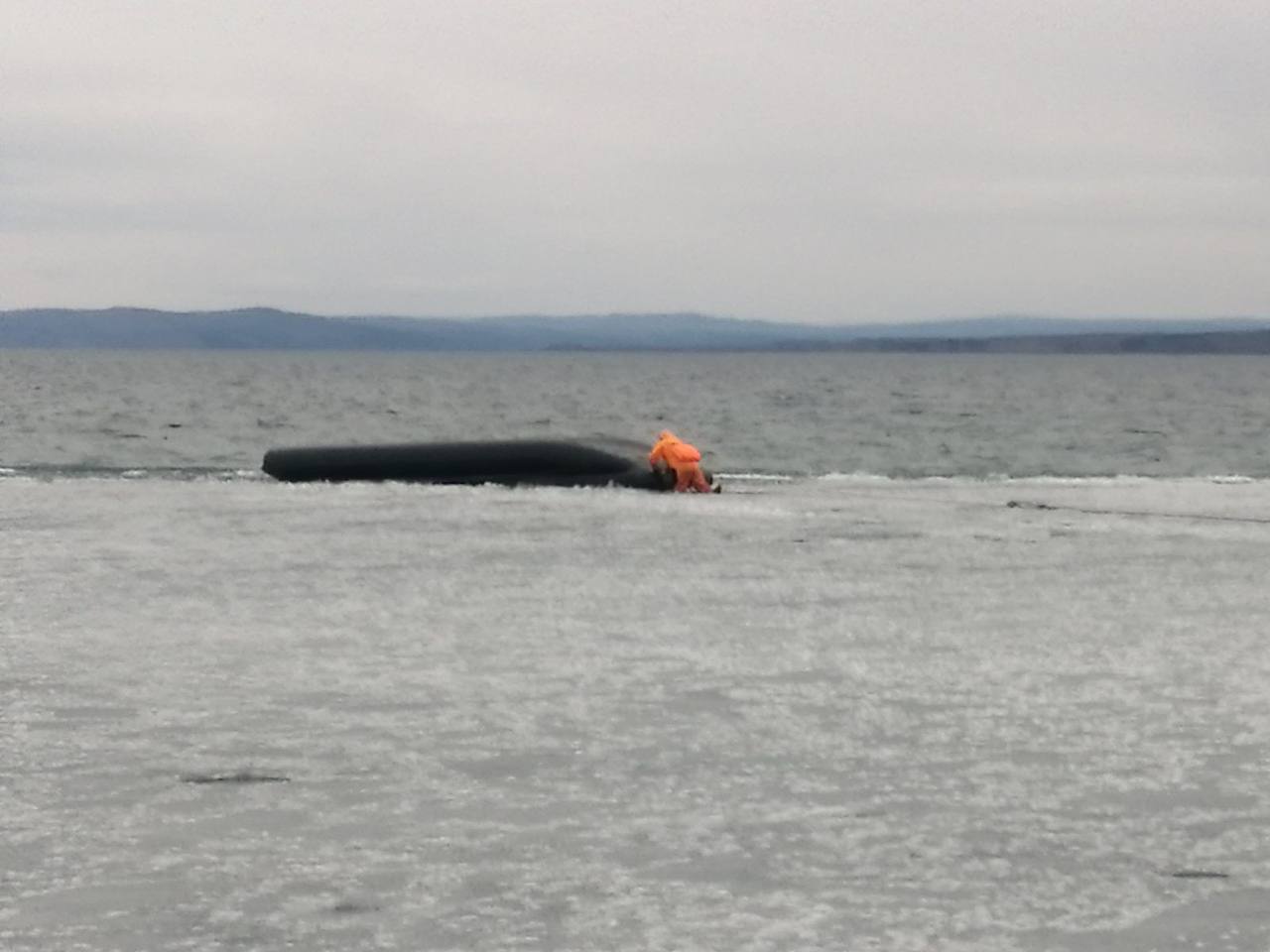 Спасатели сняли троих иркутян с перевернутой лодки