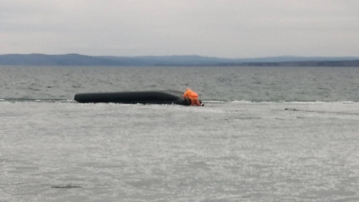 Спасатели сняли троих иркутян с перевернутой лодки на Иркутском водохранилище
