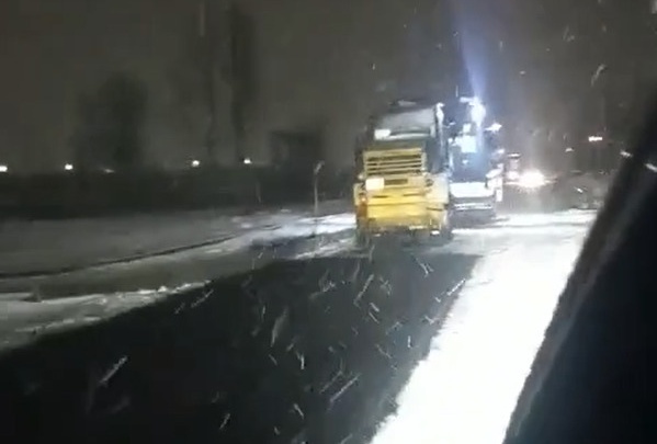 Не нарушаем ГОСТ: чиновники из Ярославской области объяснили, почему делают дороги в снегопад