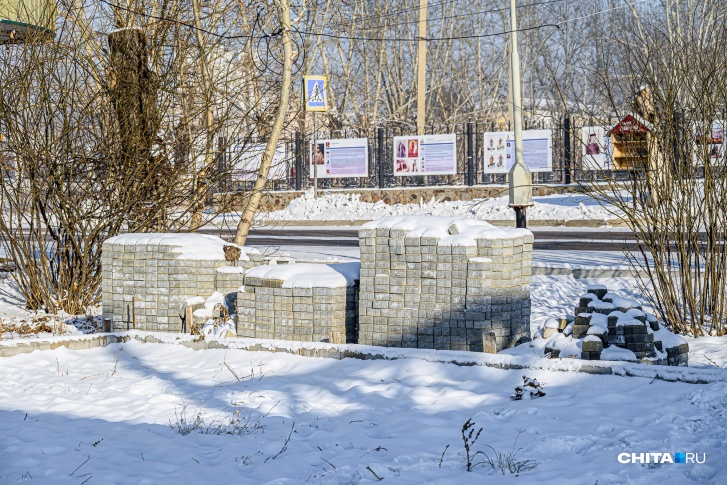 Зимой 2022 года на площади осталась неиспользованная тротуарная плитка, а в некоторых местах она провалилась Зимой 2022 года на площади осталась неиспользованная тротуарная плитка, а в некоторых местах она провалилась