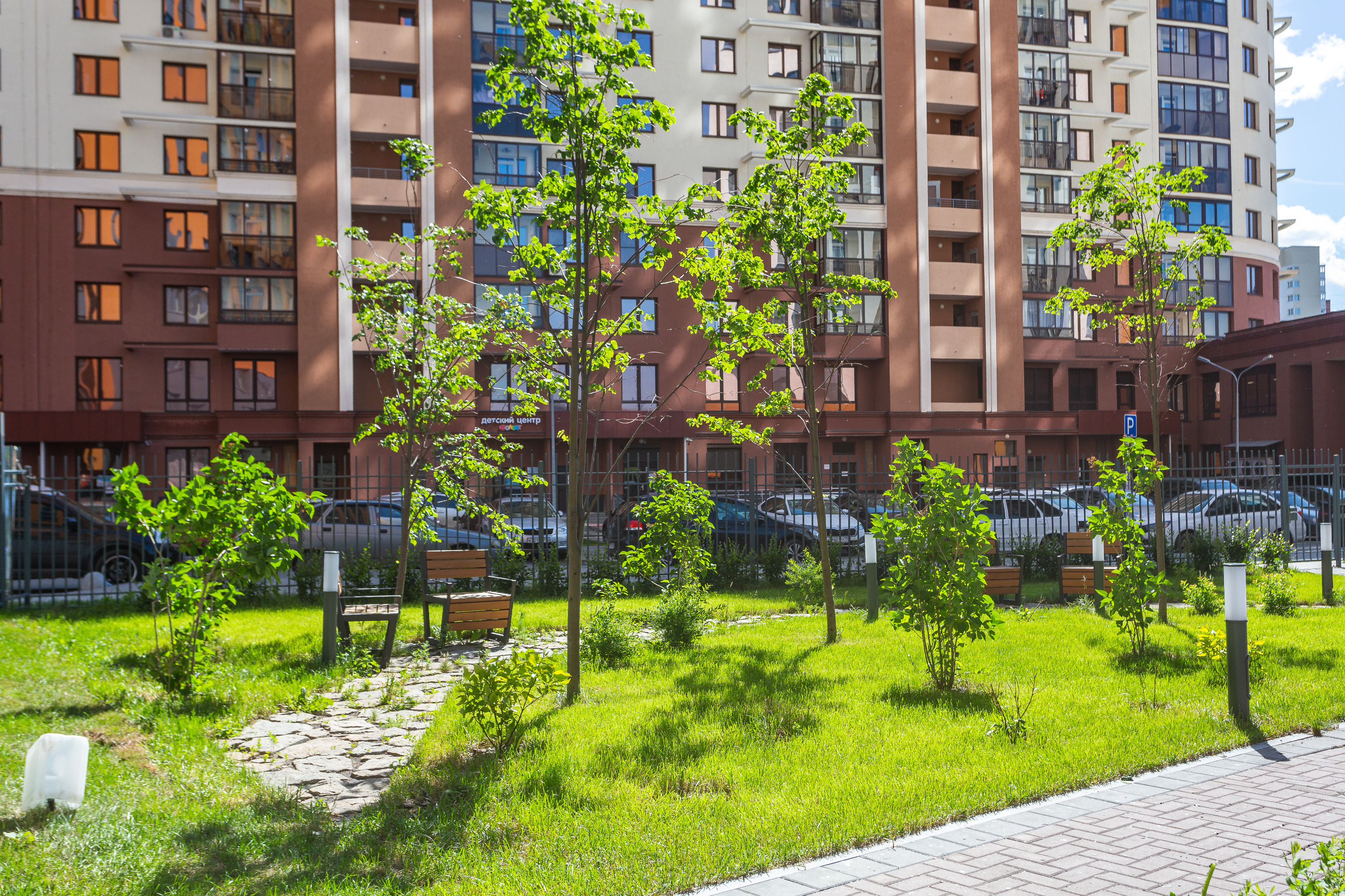 Во втором дворе озеленение уже почти готово Во втором дворе озеленение уже почти готово
