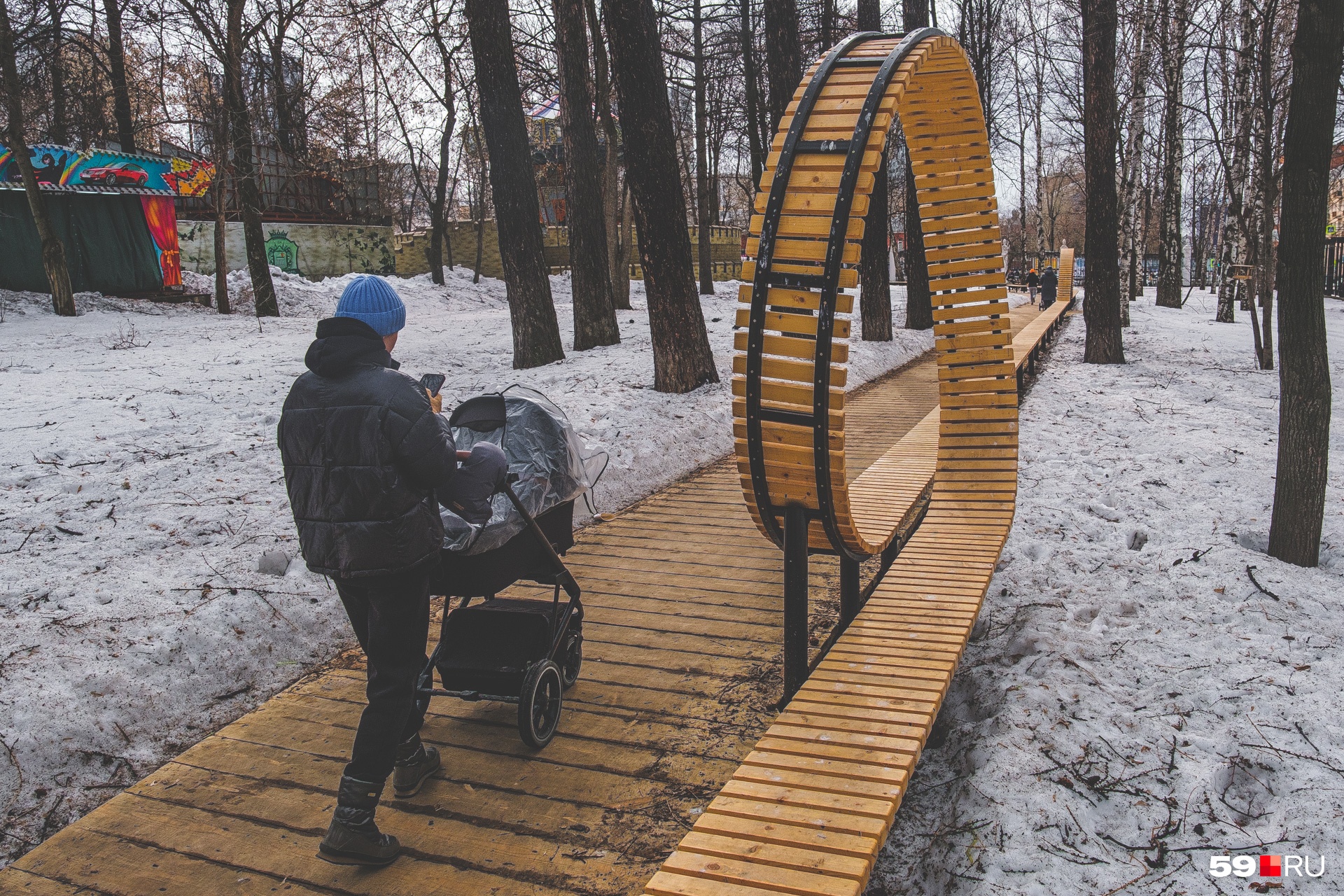 Скамейки в парке Горького