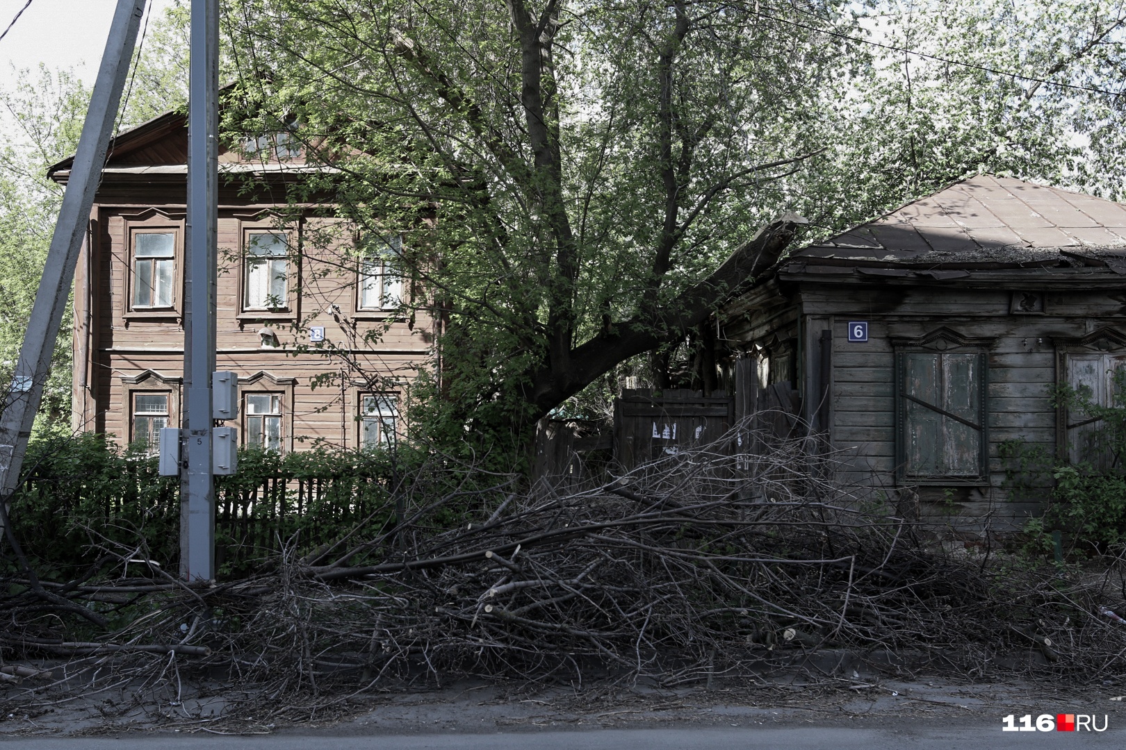На улице несколько ветхих домов, но в большинстве из них никто не живет На улице несколько ветхих домов, но в большинстве из них никто не живет