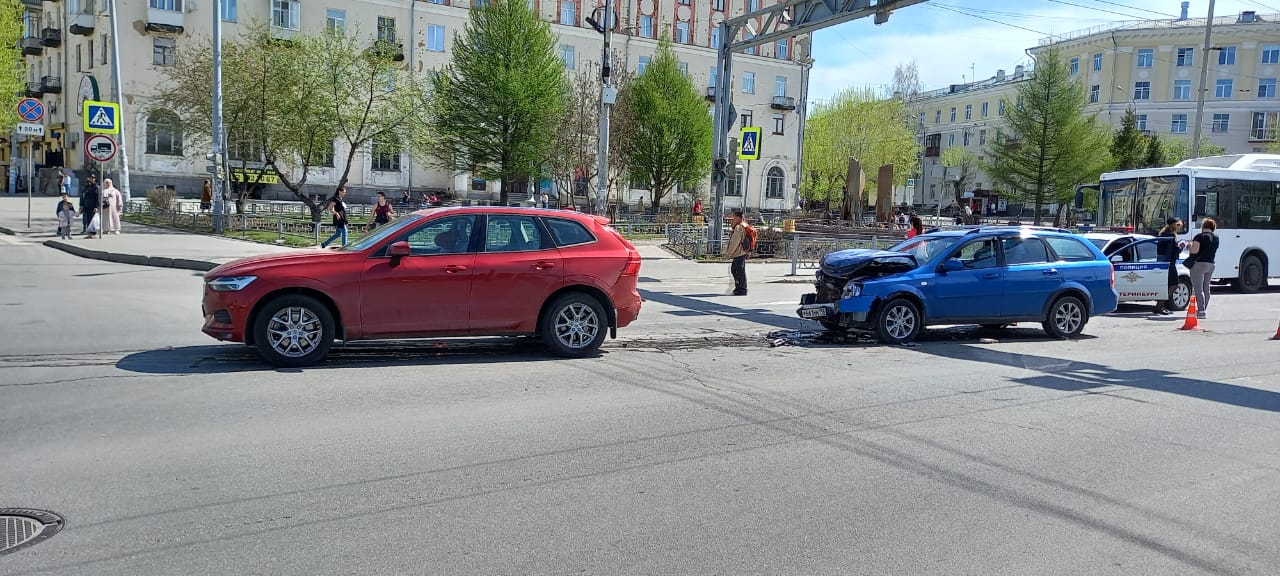 «Влетел на всей скорости». В Екатеринбурге столкнулись две иномарки, маленьких пассажиров увезли на скорой