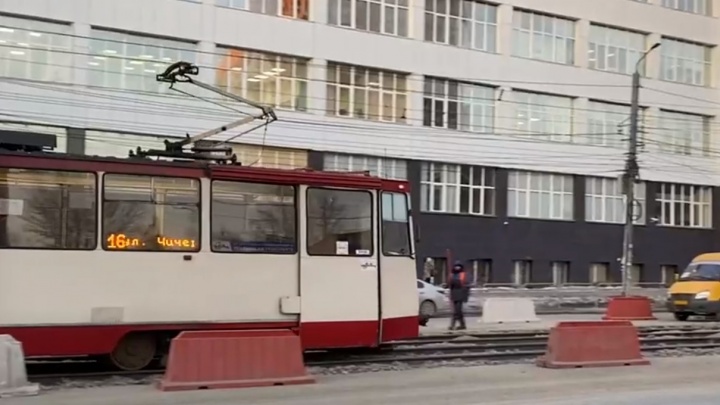 «Сдай ГТО, допрыгни до вагона»: в Челябинске открыли движение трамваев на вокзал, но забыли об остановках