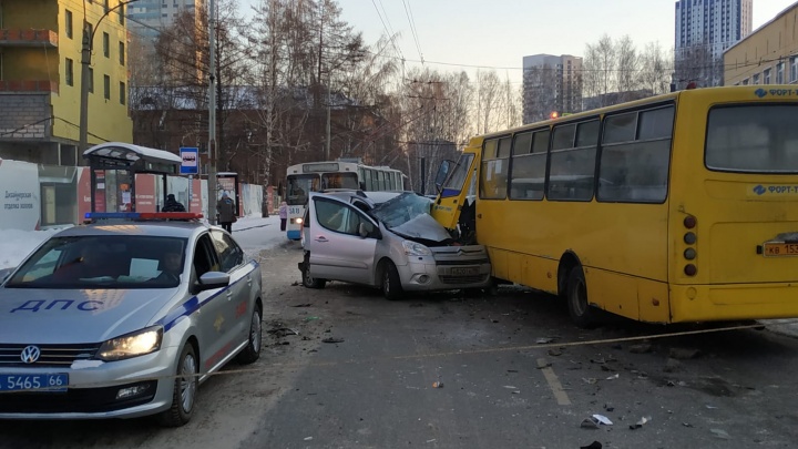 В Екатеринбурге рейсовый автобус смял на встречке «каблучок»