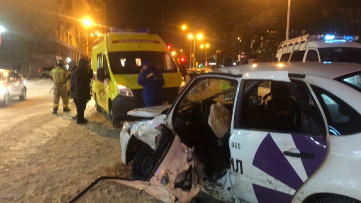В Уфе машина такси попала в аварию, 6 человек пострадали