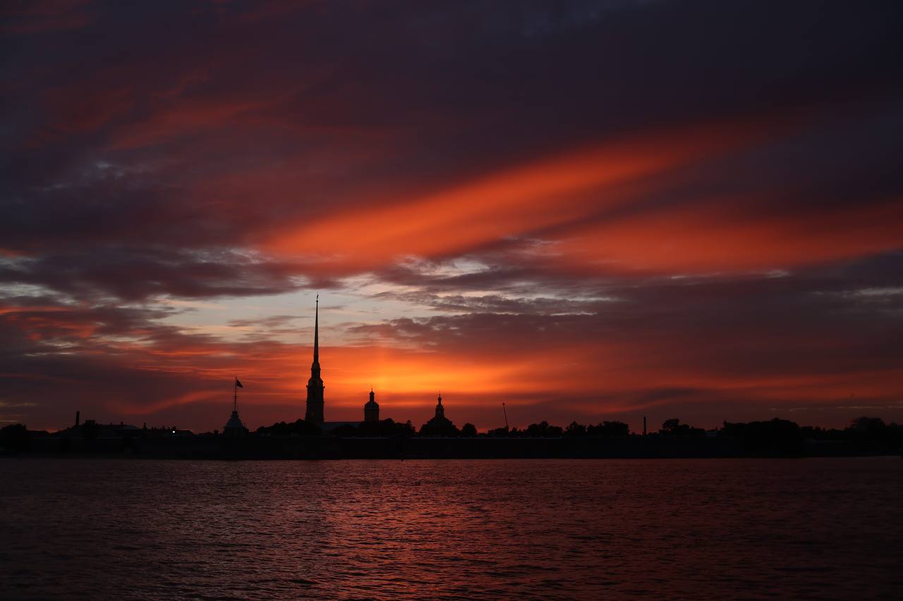 Световой день в питере. Вечерний закат. Санкт-Петербург закат. Закат в Питере. Закат на севере.