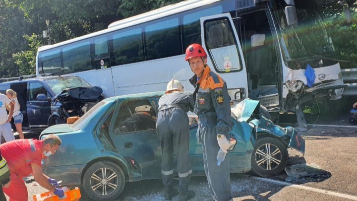 Пять человек пострадали в ДТП в Сочи, где автобус выехал на встречку и врезался в три легковушки