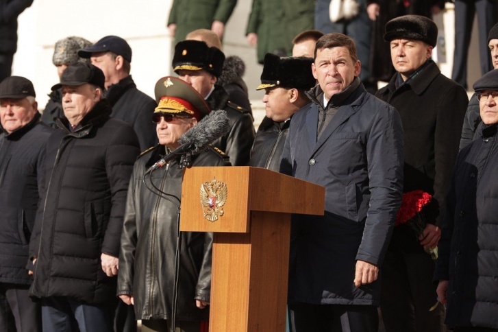 Евгений Куйвашев назвал скульптуру символом идеалов военнослужащих всех поколений Фото: Алексей Галанов