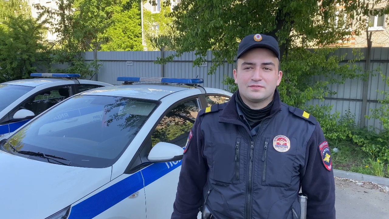 Полицейские разбили стекло машины, чтобы спасти забытого отцом ребёнка в Петербурге
