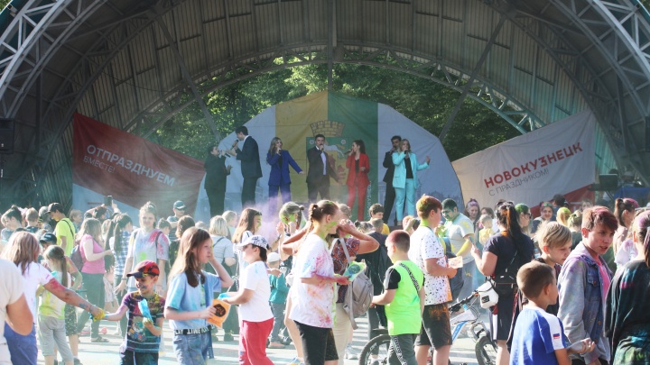 Парады колясок и зонтиков, красочное безумие: фоторепортаж с празднования Дня города в Новокузнецке